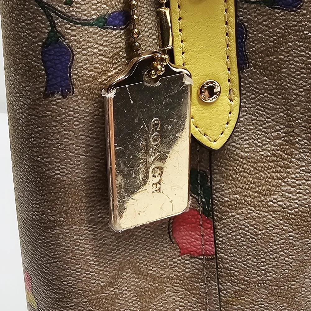 Coach Small Town Bucket Bag In Signature Canvas Dreamy Veggie Print Retails $385 - Picture 15 of 16